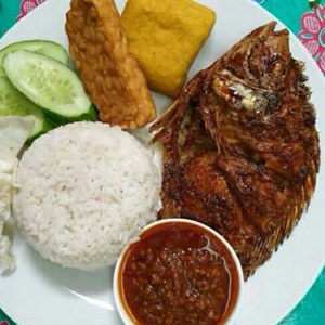 Nila Goreng + Nasi + Lalapan + Air Mineral