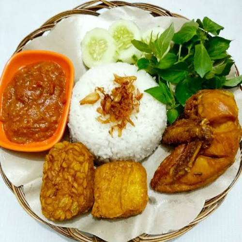 Ayam Goreng Sambel Terasi + Nasi + Lalapan + Air Mineral