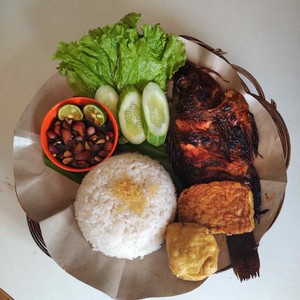 Nila Bakar Sambel Kecap + Nasi + Lalapan + Air Mineral