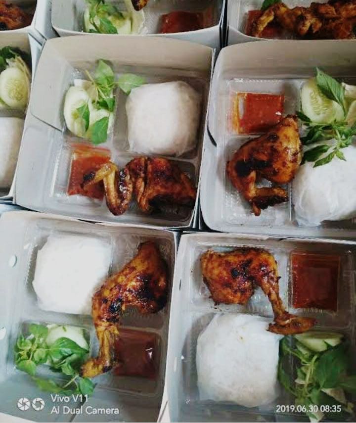 Nasi Box Ayam Bakar Lalapan ( Isi : Nasi + Ayam bakar + Tahu Tempe + Lalapan + Sambal + Buah )