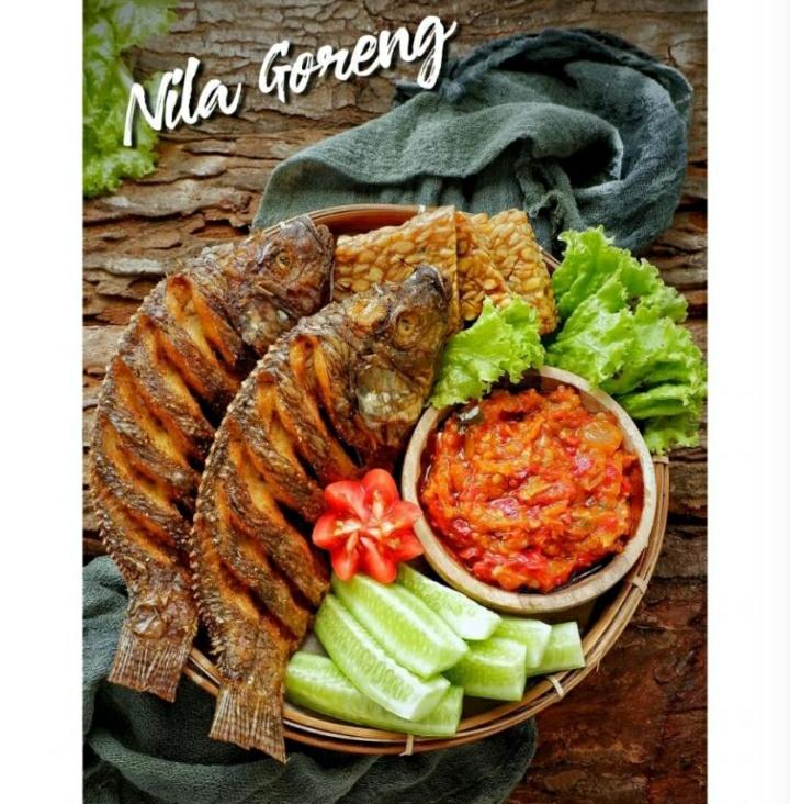 Nasi Box Nila Goreng Lalapan ( Isi : Nasi + Nila goreng + Lalapan + Tahu Tempe + Sambal )