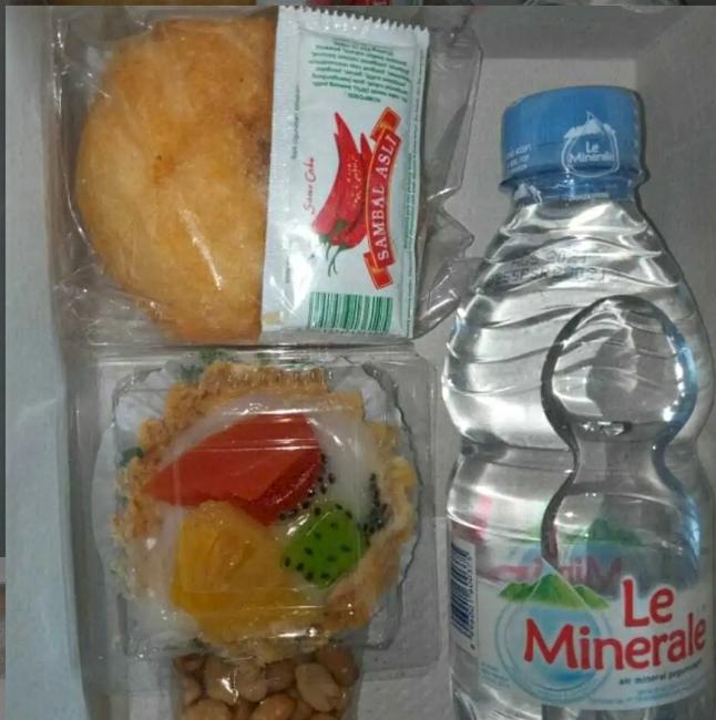 Snack Kotak Standar 3 ( Isi : Aqua botol + Kue 2 + Kacang + Permen )