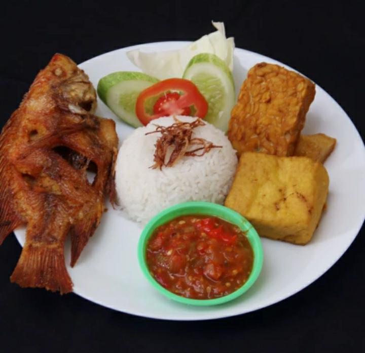 Nasi Box Nila Goreng Lalapan ( Isi : Nasi + Nila goreng + Lalapan + Tahu Tempe + Sambal )