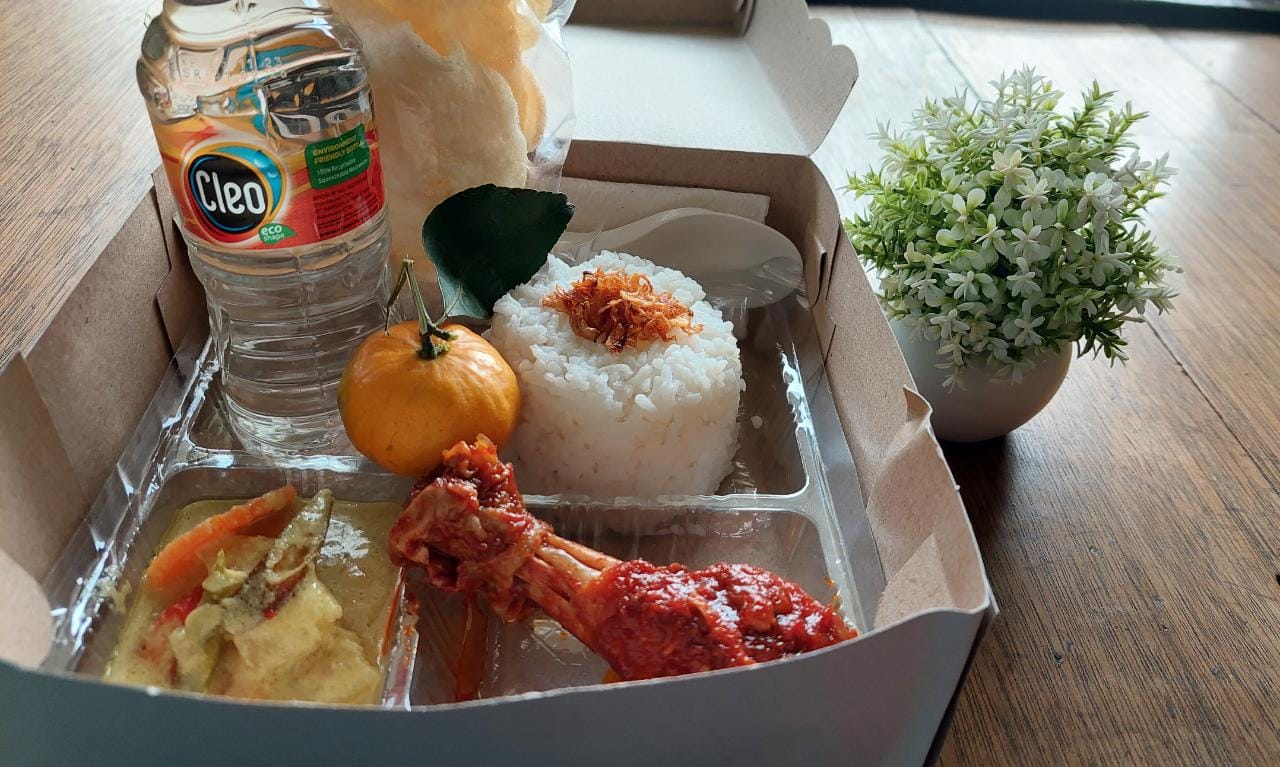 Nasi kotak dan minuman