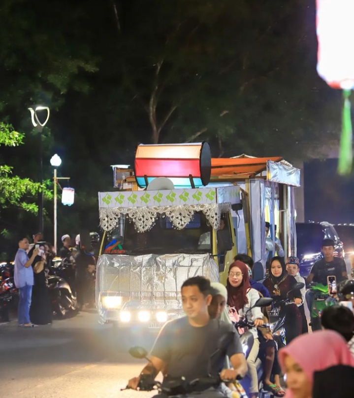 Dekorasi Mobil Hias dan Tanglong