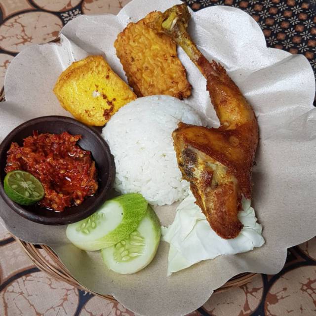 Nasi lalapan Ayam Goreng