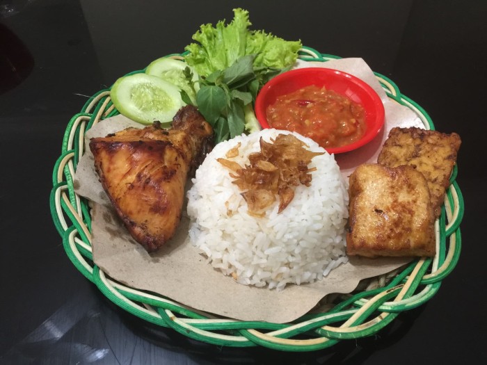 NASI UDUK AYAM GORENG LALAPAN