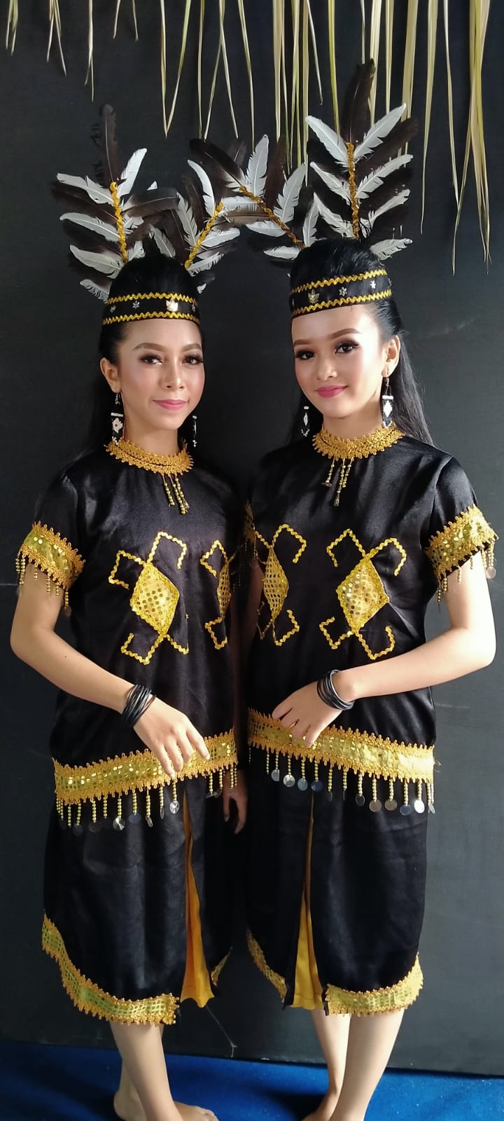 BUSANA DAYAK KALIMANTAN