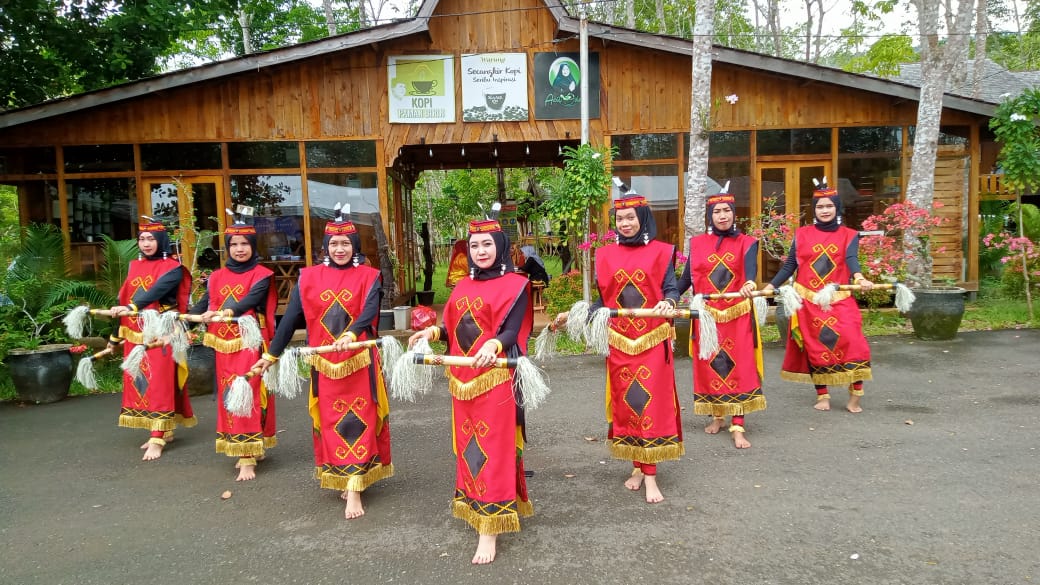 BUSANA DAYAK KALIMANTAN