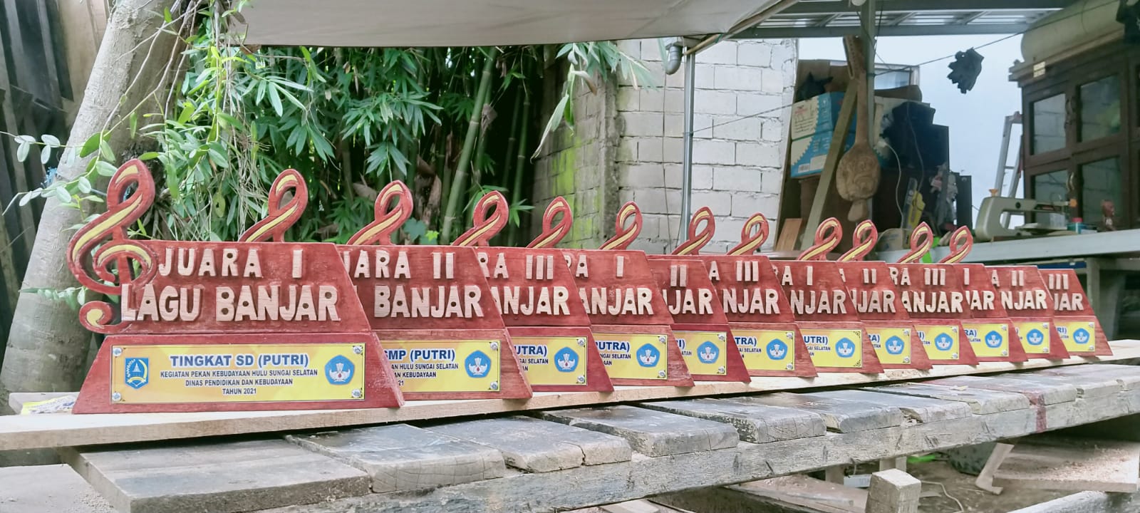 TROPY KAYU (Biasa)