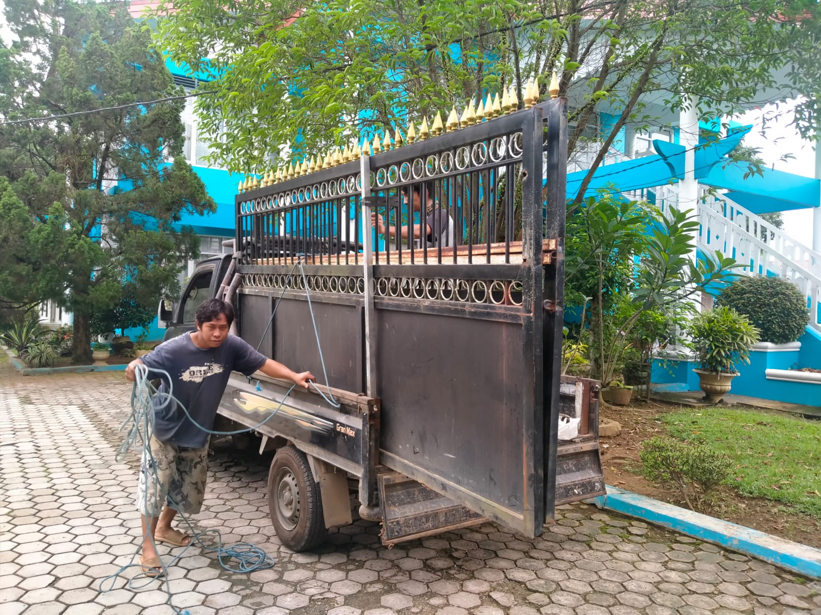 Perbaikan Pagar Rusak Sedang