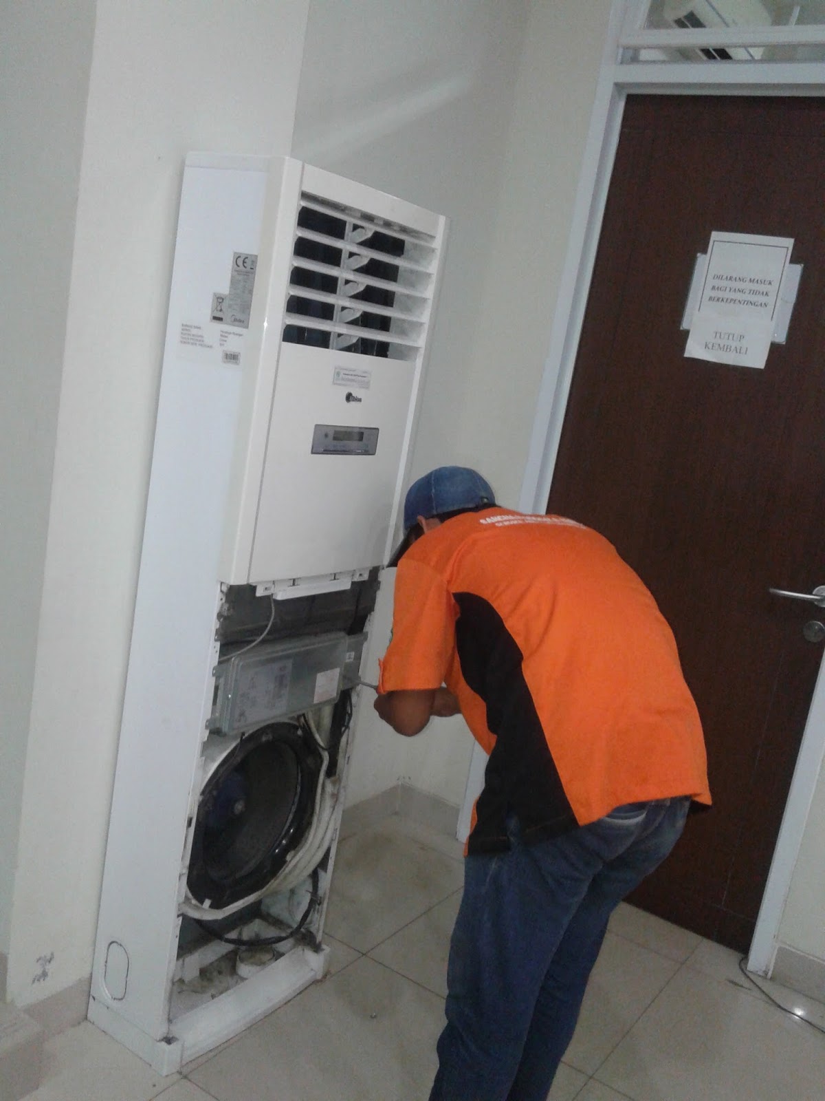 SERVICE AC  SPLIT  STANDING