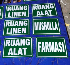 Akrilik Gantung Nama Ruangan Ukuran 13 x 33