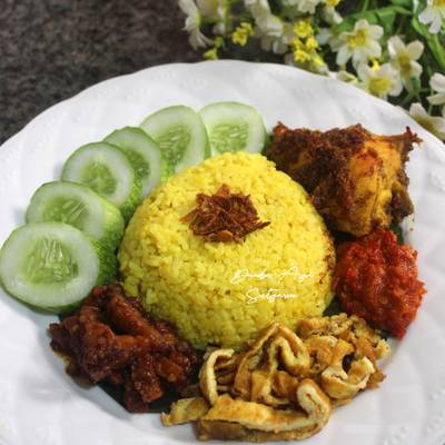 Nasi Kuning Komplit