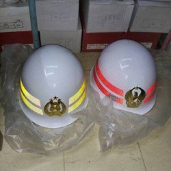 Helm Putih