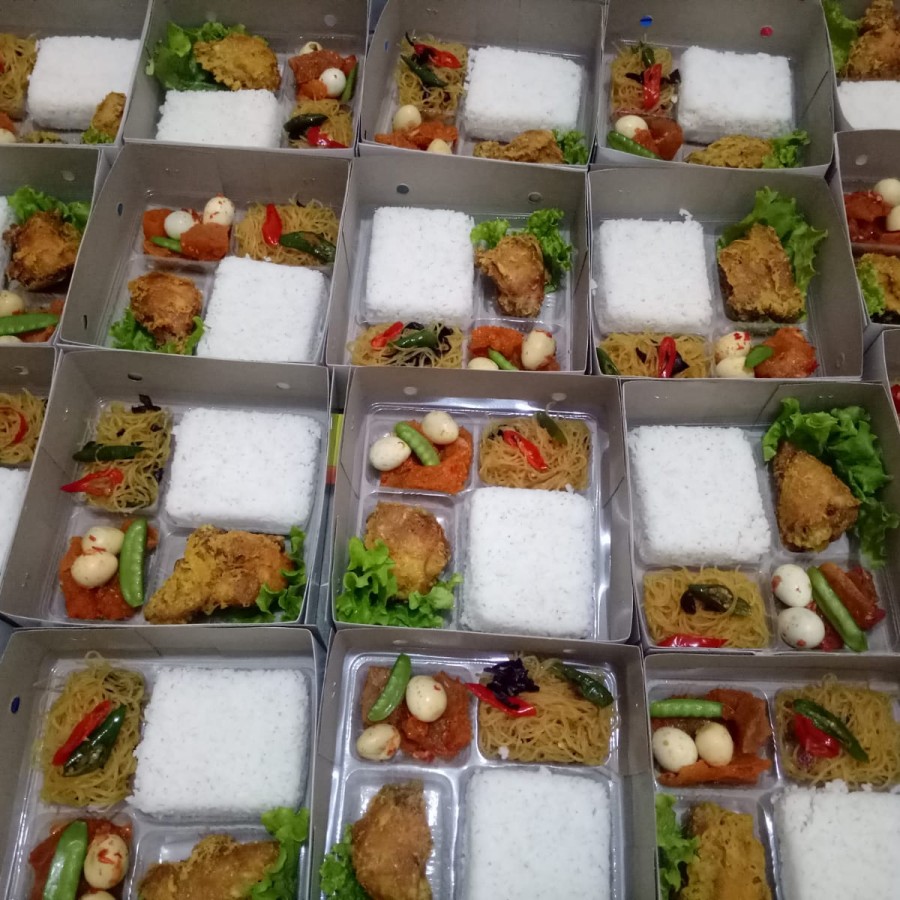 NASI KOTAK A (NASI, 1 LAUK, 1 SAYUR, 1 MIE,Air Minum)