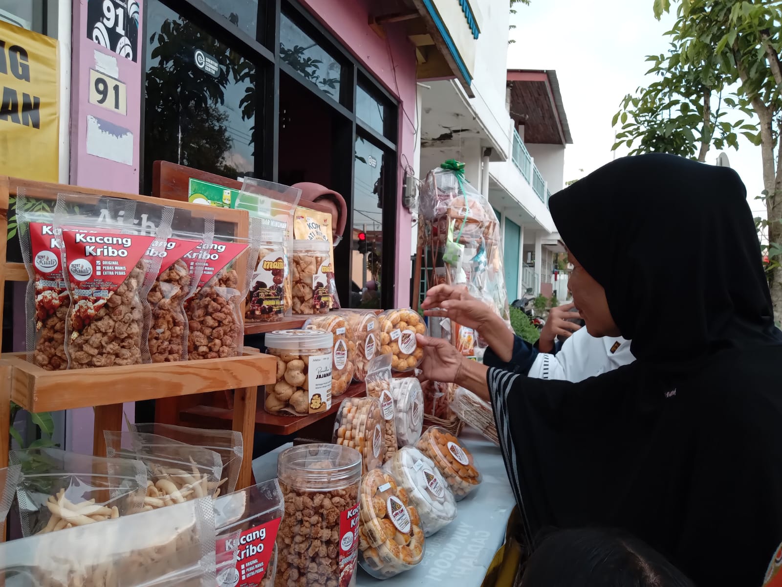 PAKET KUE KUE DAN MINUMAN TRADISIONAL UNTUK BAZAR UMKM