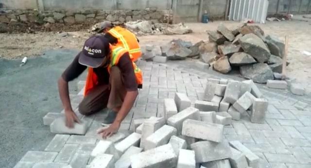 Paving Blok K-225 Tebal 8 Cm (Terpasang)