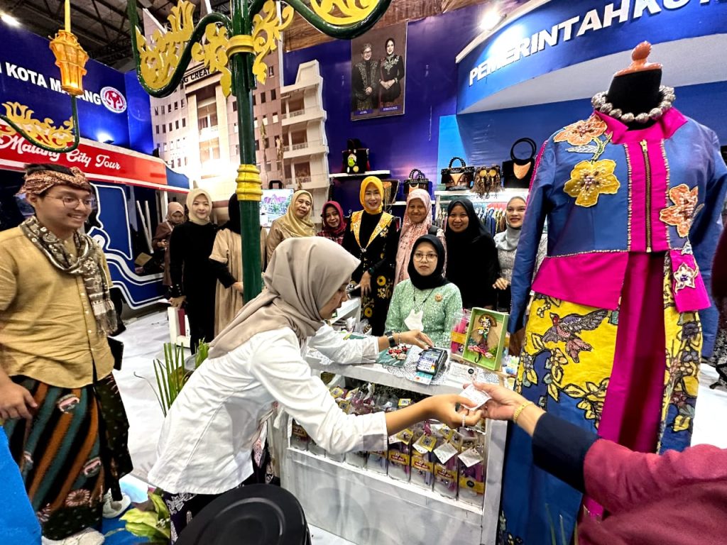 Sewa dekorasi stand pameran