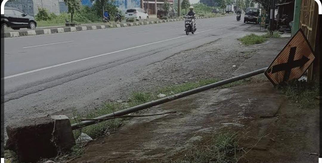 pemeliharaan rambu lalu lintas jalan rusak berat