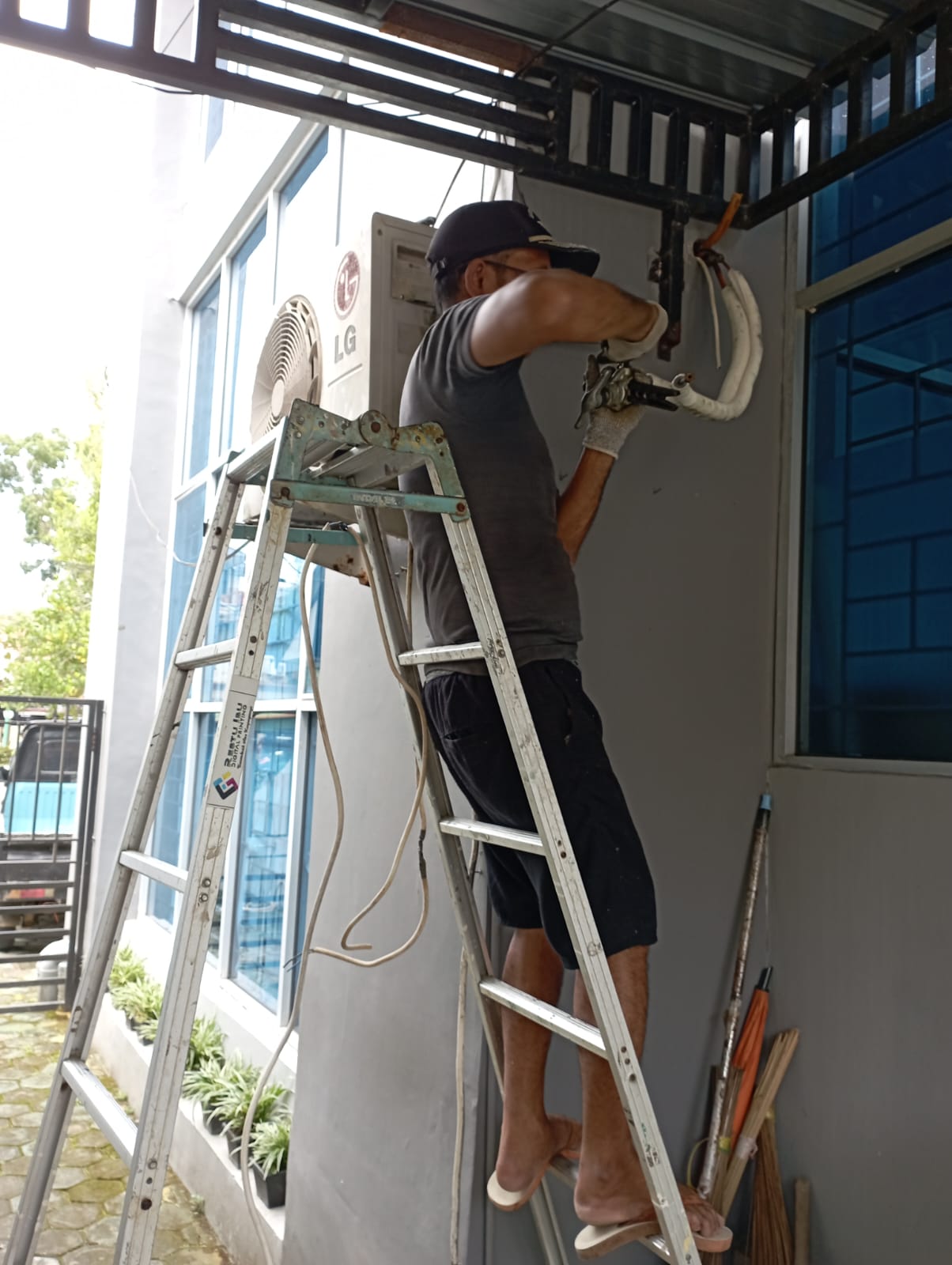 SERVICE AC SPLIT DAN ISI PREON