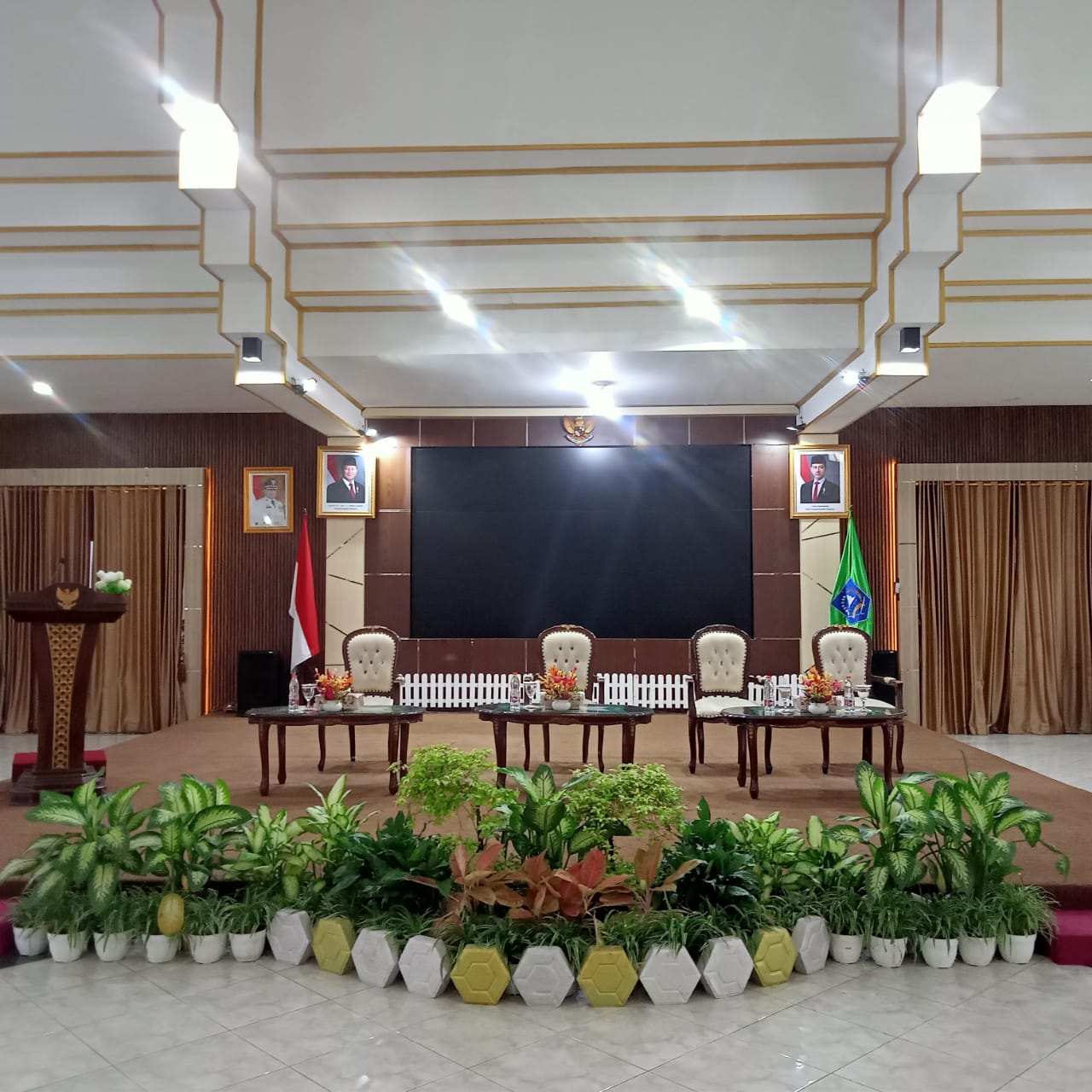 Dekorasi taman panggung sedang dalam ruangan