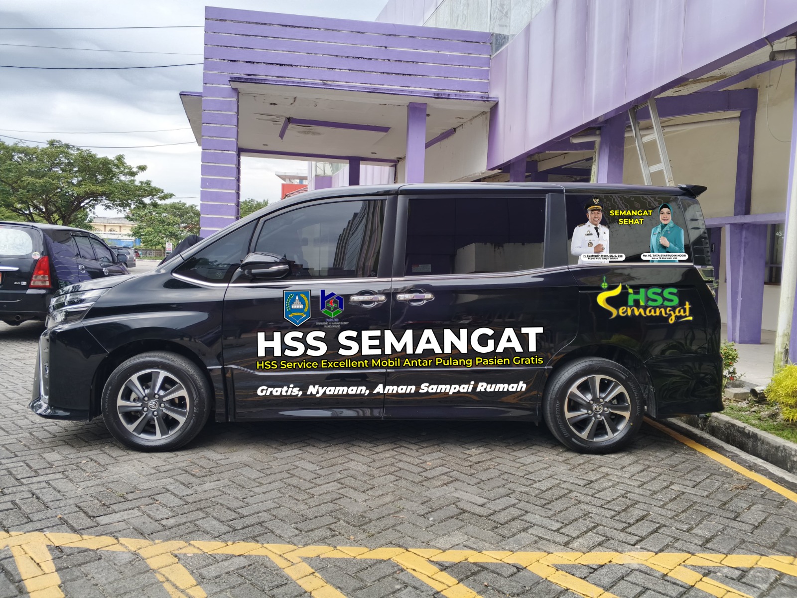Cutting stiker mobil Toyota voxy  bebas desain full mobil 4 sisi