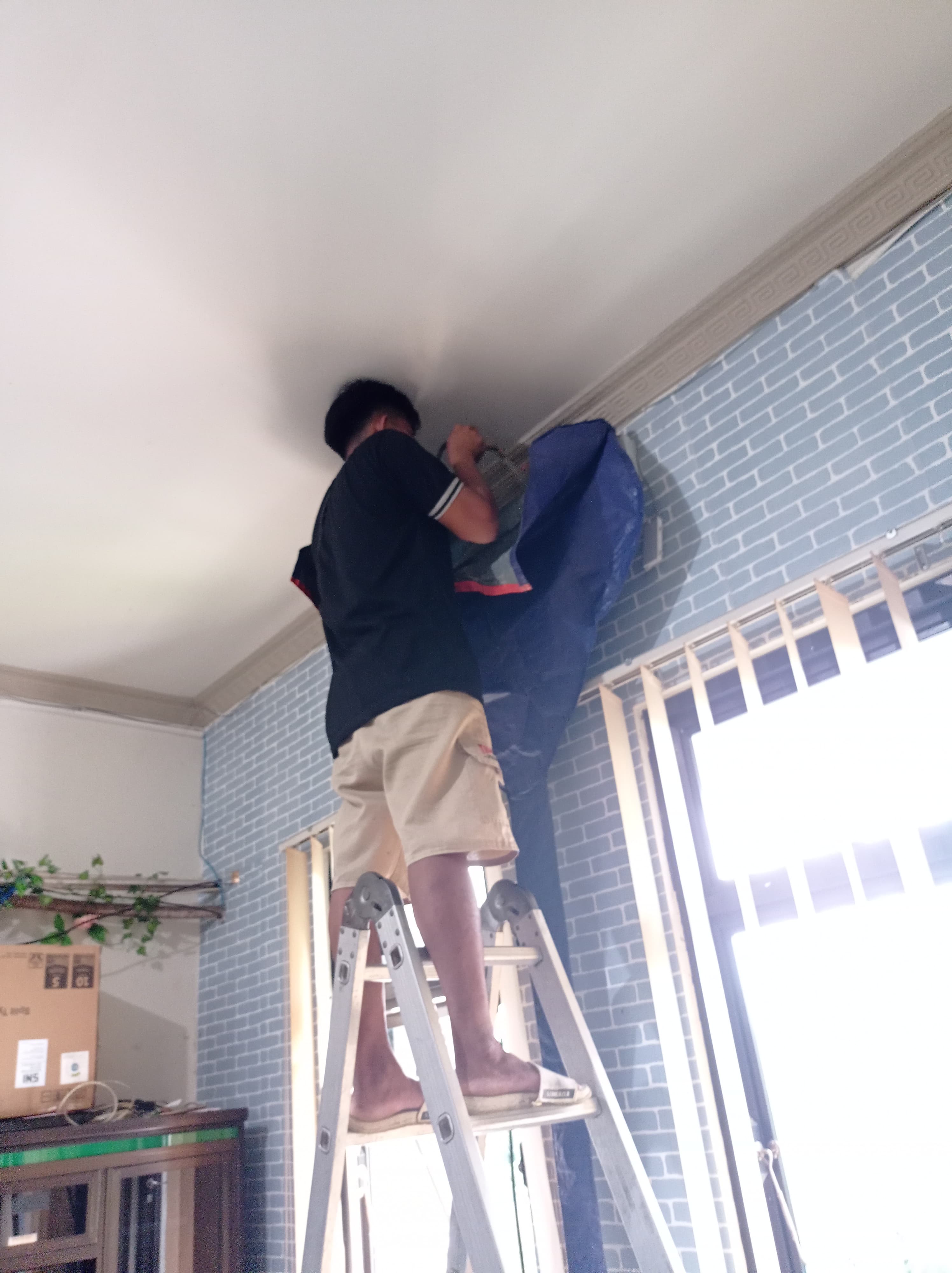 SERVICE AC SPLIT DAN ISI PREON