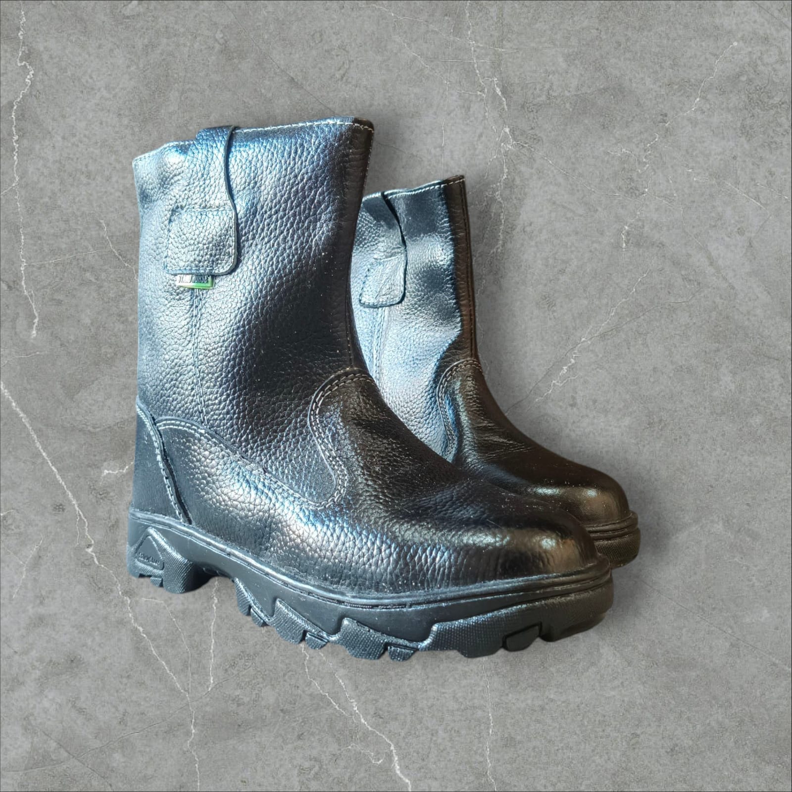 SAFETY BOOTS STAND HORSE