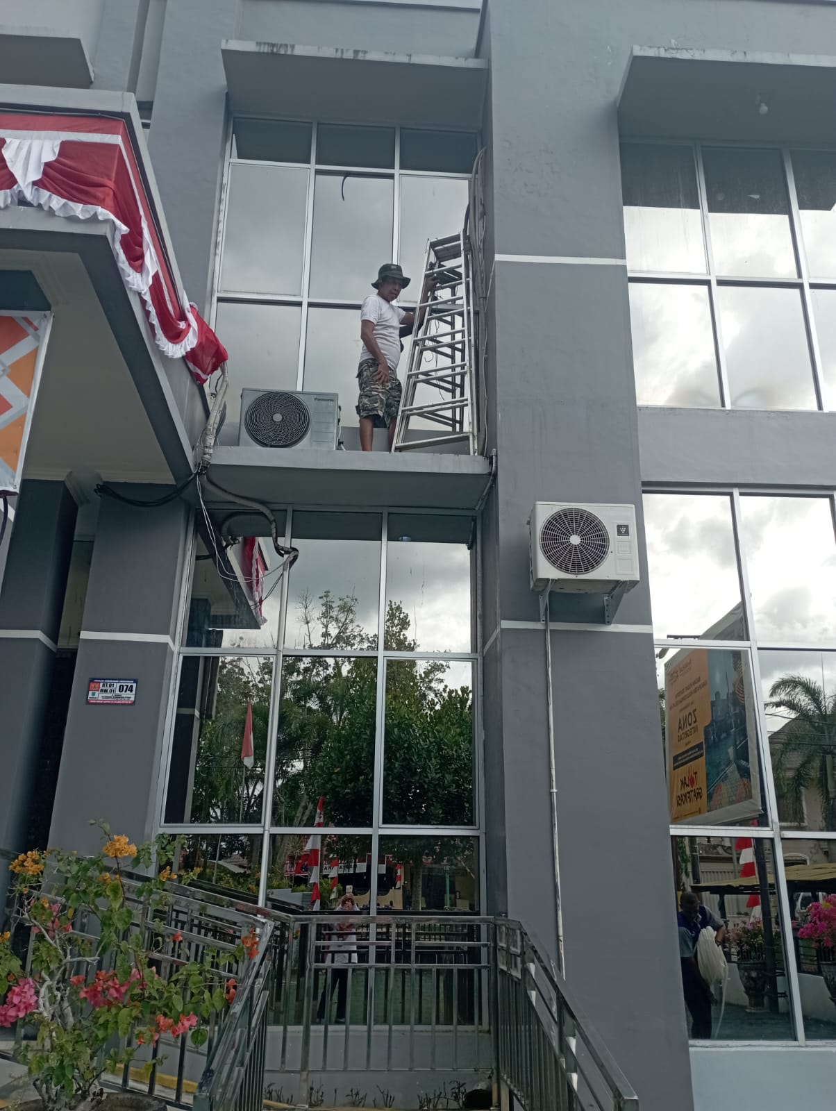 SERVICE AC DAN PERGANTIAN SELANG AC