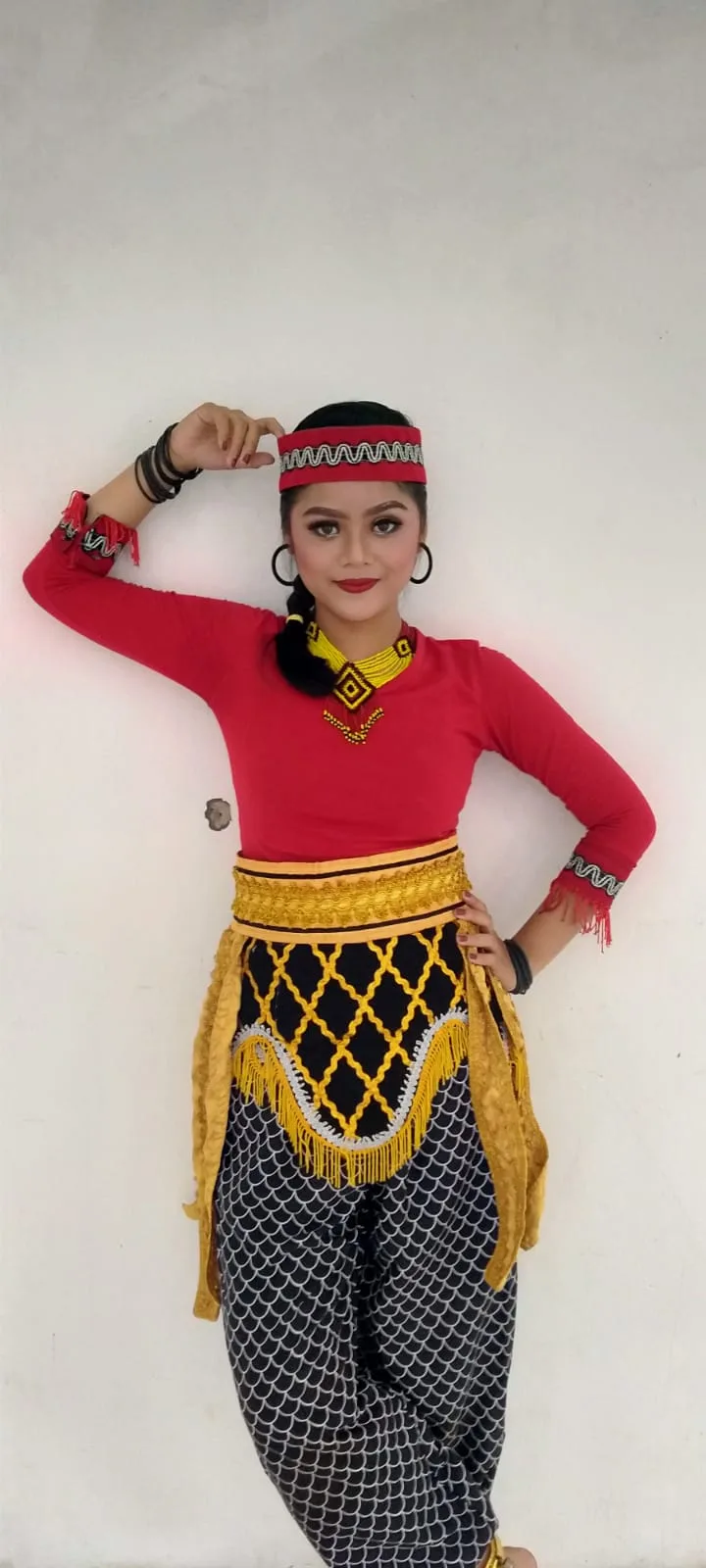 BUSANA DAYAK KALIMANTAN