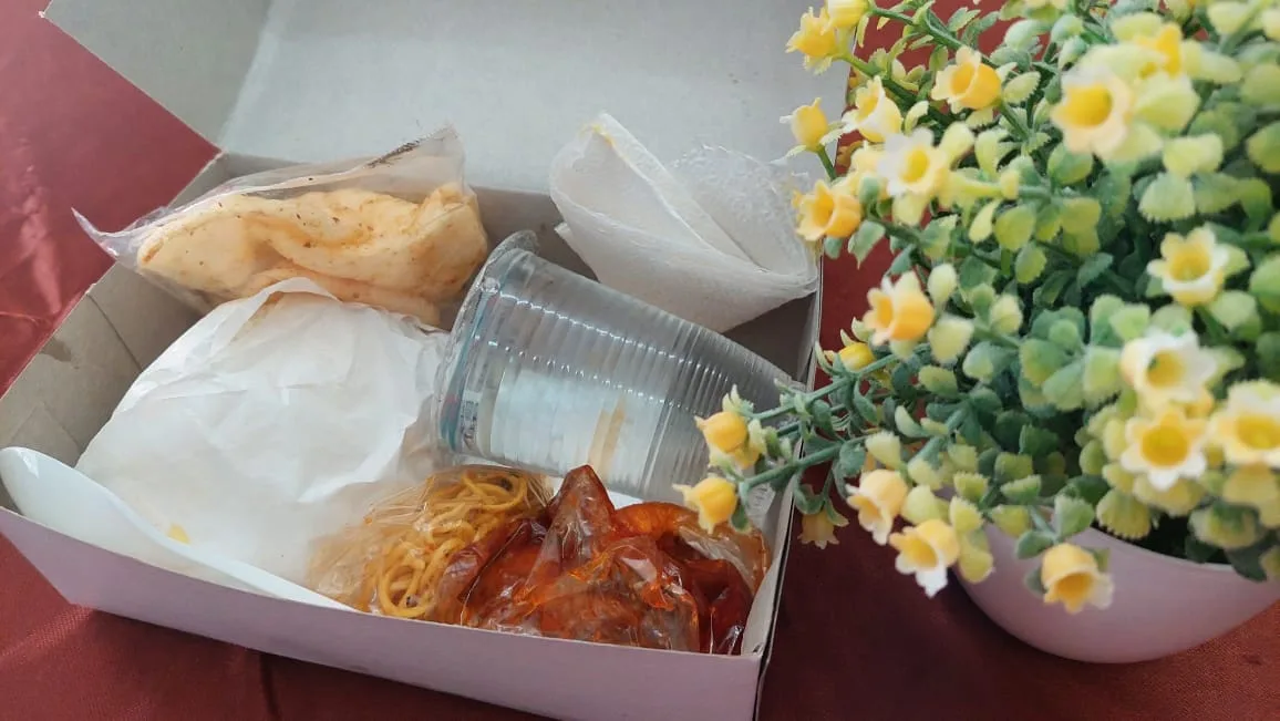 Nasi kotak dan minuman