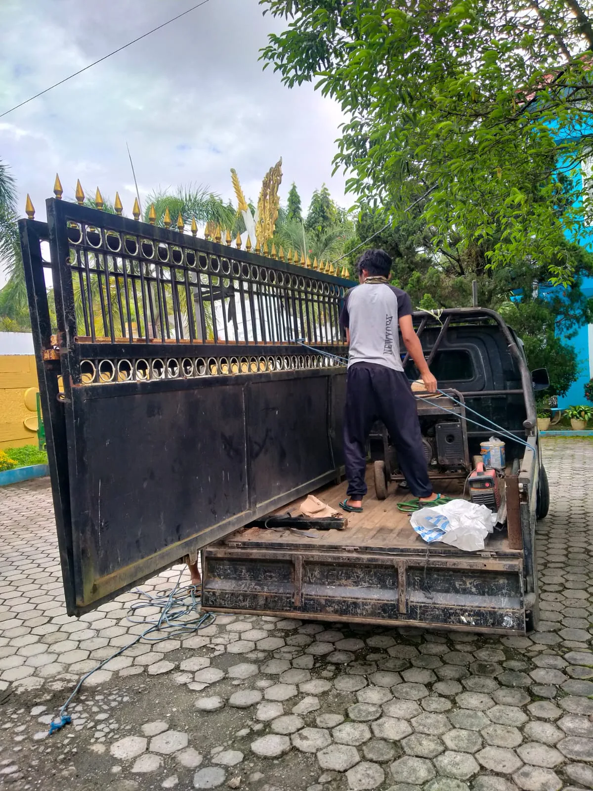 Perbaikan Pagar Rusak Sedang