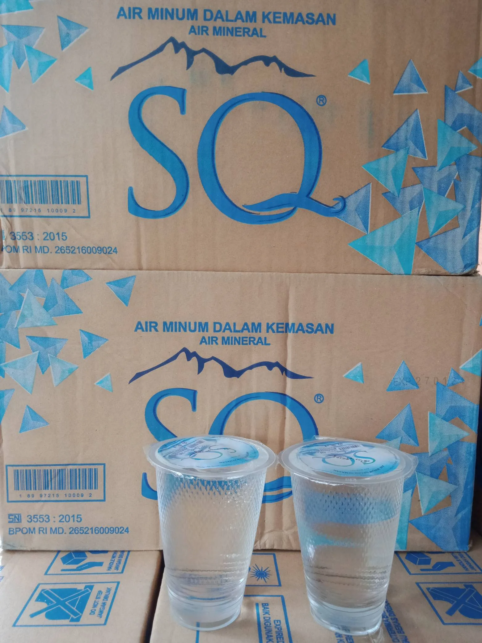 Air mineral gelas Squades