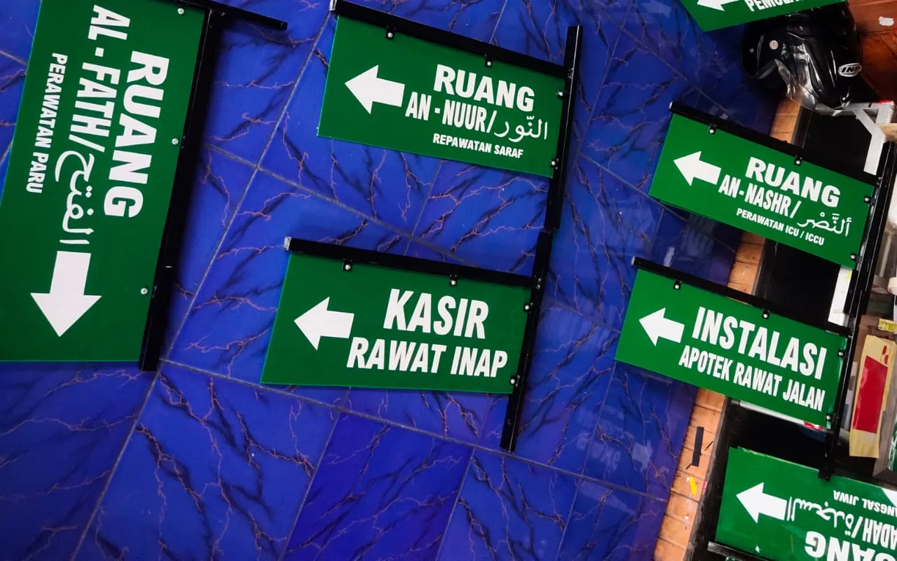 Akrilik Petunjuk Arah Ruangan Bolak Balik Ukuran 20 x 60 cm