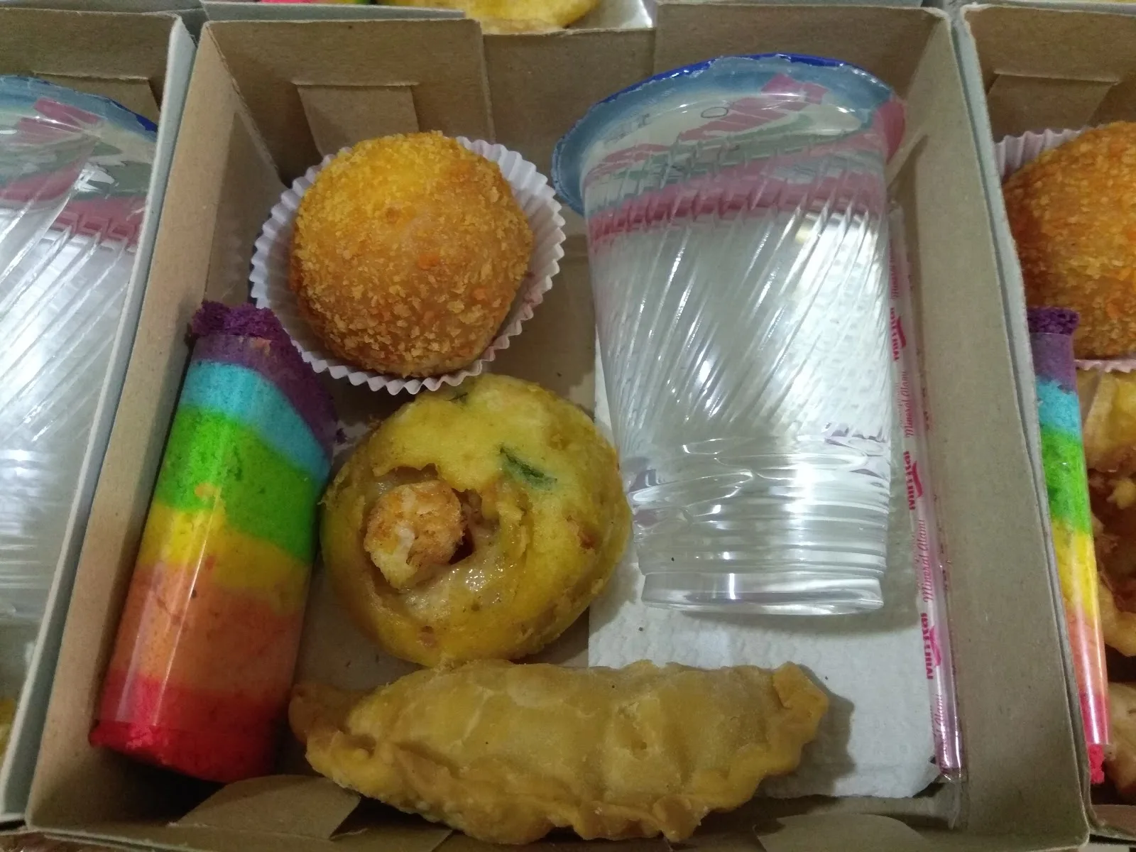 SNACK KOTAK DAN AIR MINERAL