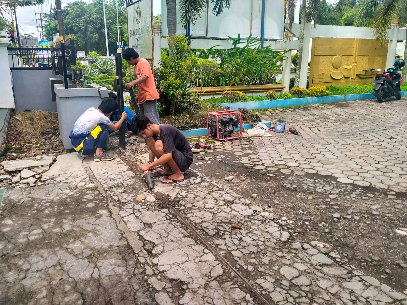 Perbaikan Pagar Rusak Sedang