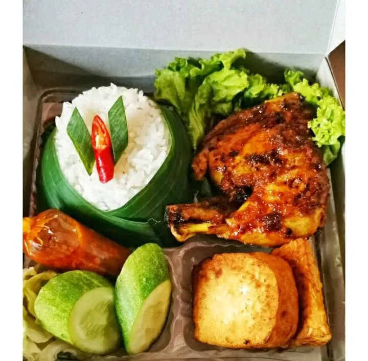 Nasi Box Ayam Bakar Lalapan ( Isi : Nasi + Ayam bakar + Tahu Tempe + Lalapan + Sambal + Buah )