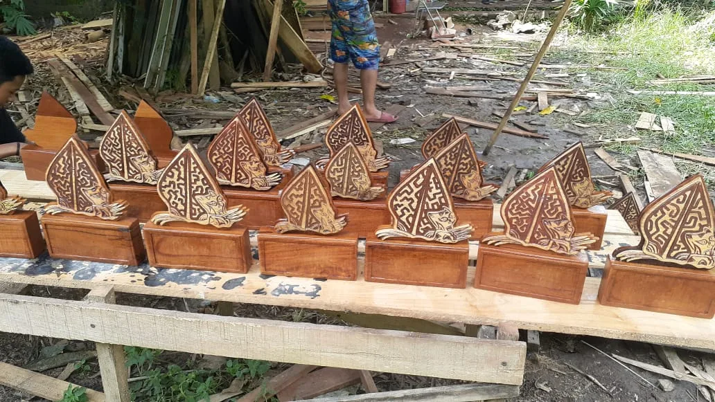TROPY KAYU
