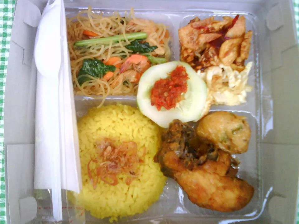 NASI KUNING AYAM GORENG