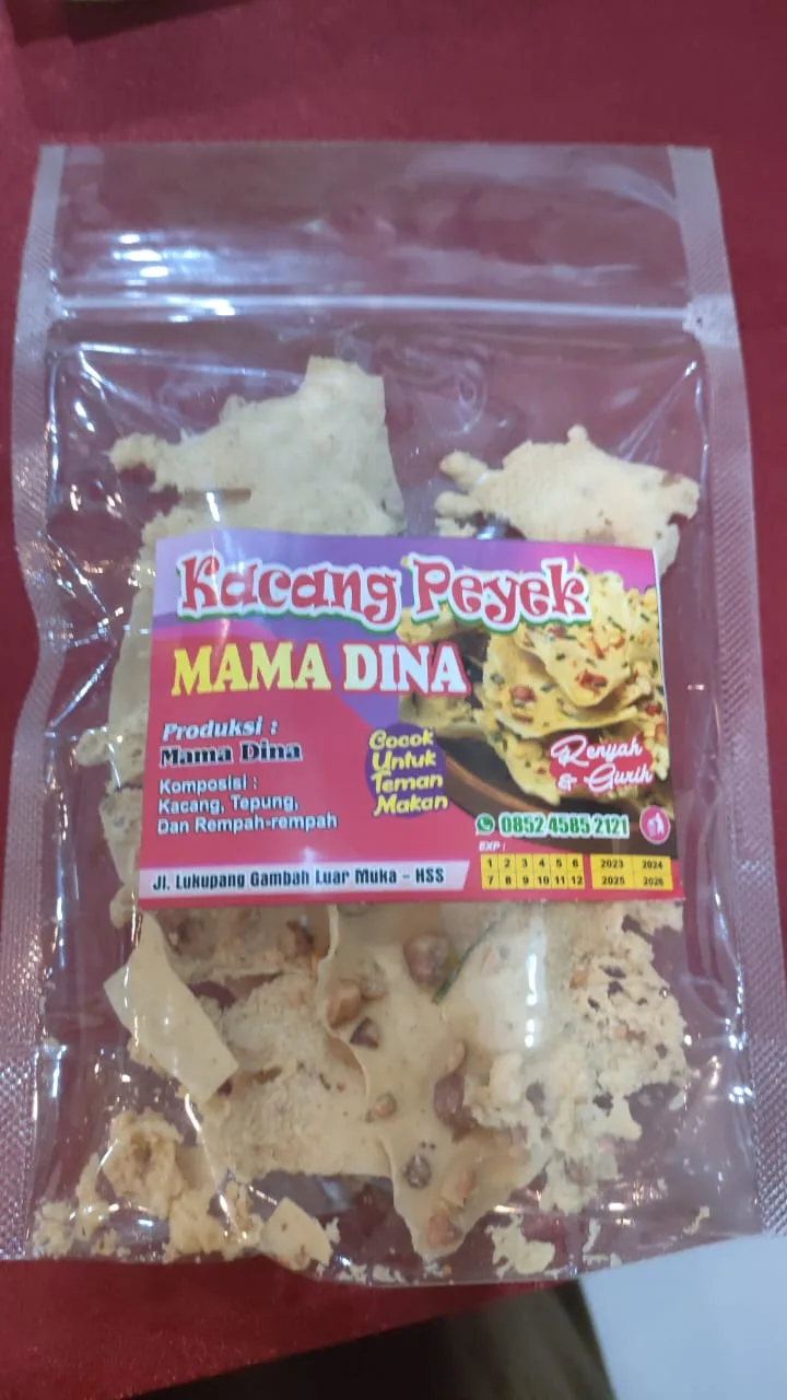 Menyediakan Kacang Peyek Mama Dina