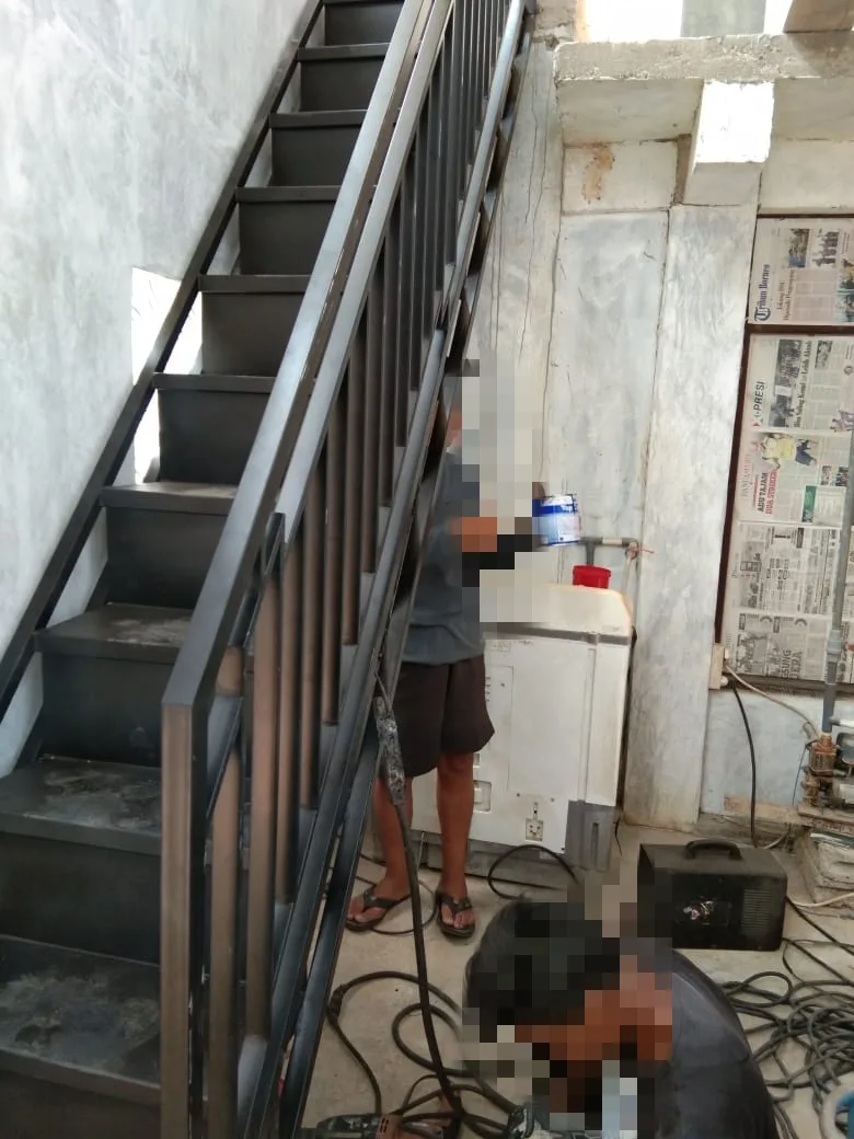 pagar railing tangga