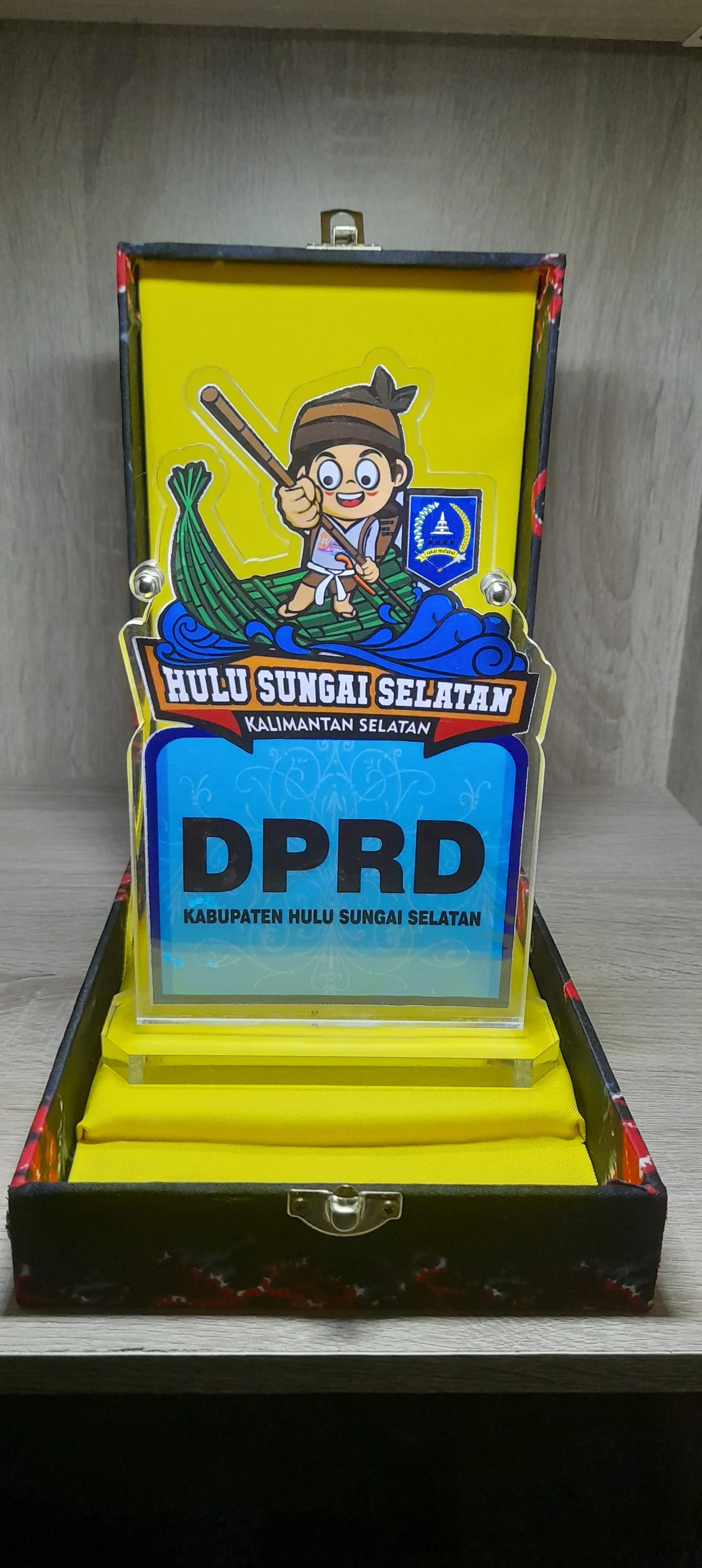 PLAKAT AKRILIK JEPIT + BOX SASIRANGAN