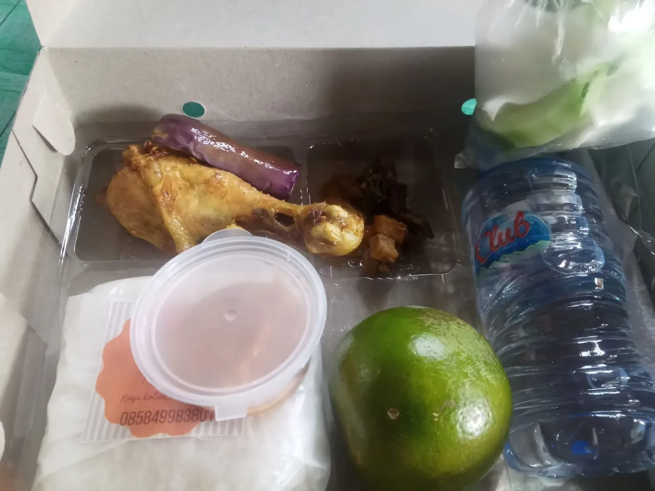 PAKET MAKAN 4 ( NASI+AIR MINERAL+TUMIS JAGUNG MUDA TAHU TEMPE + AYAM DAN TERONG GORENG+SAMBAL TERASI+JERUK)