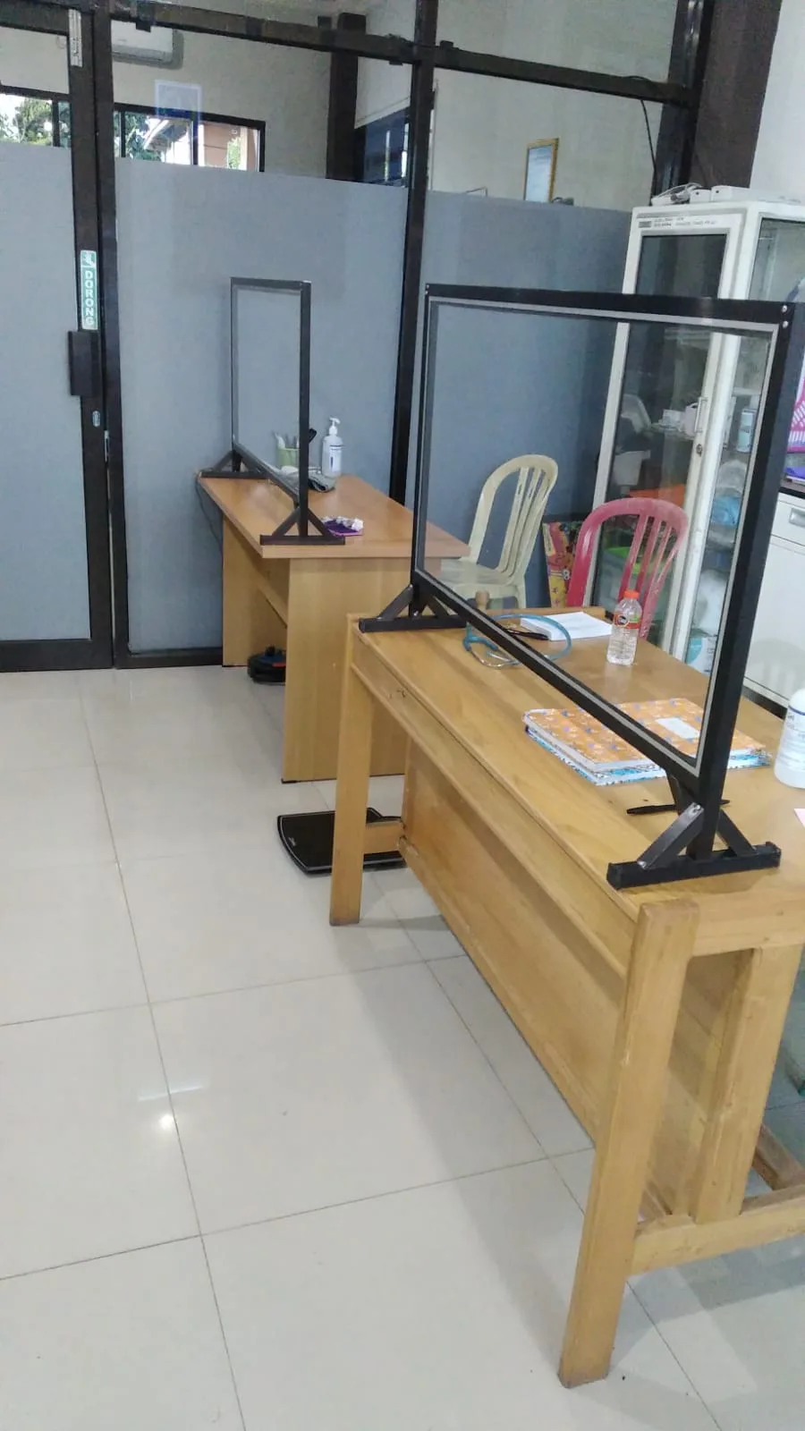Sekat Meja Akrilik Pakai Rangka