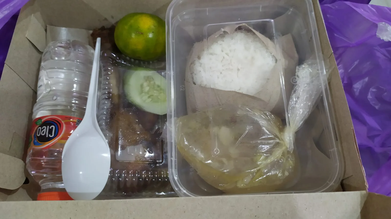 PAKET MAKAN 1 ( NASI+AIR MINERAL+SOP AYAM/DAGING+AYAM GORENG)