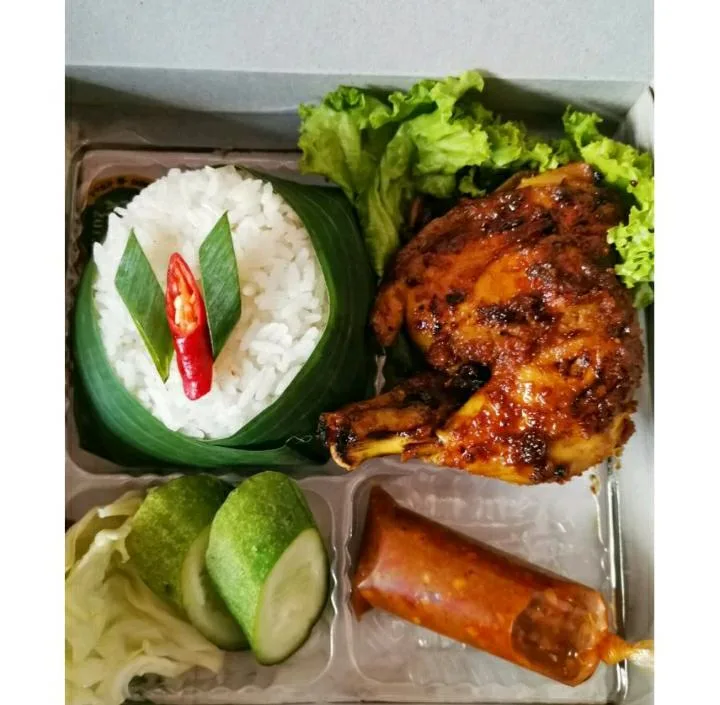 Nasi Box Ayam Bakar Lalapan ( Isi : Nasi + Ayam bakar + Tahu Tempe + Lalapan + Sambal + Buah )