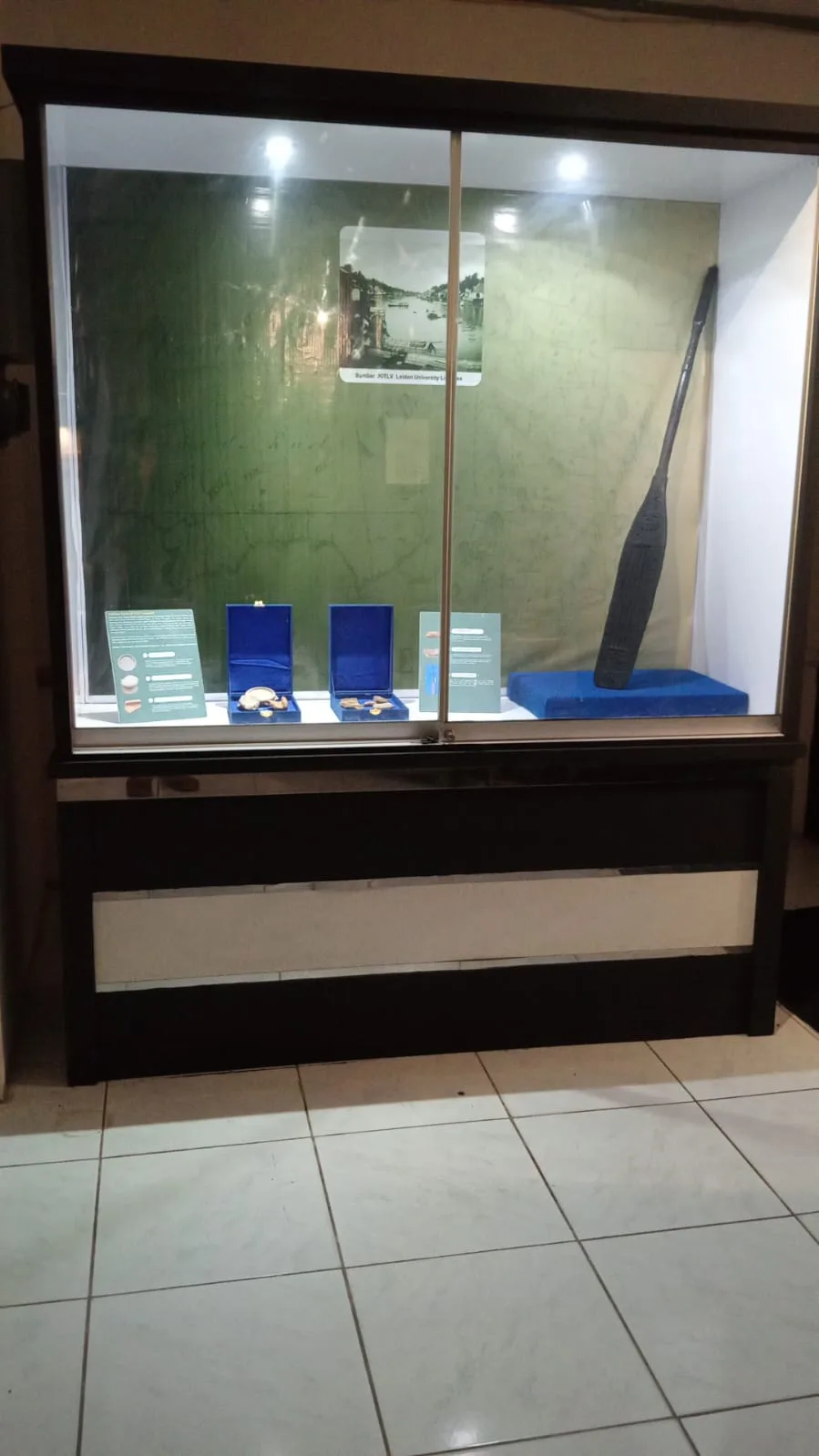 LEMARI VITRIN KOLEKSI