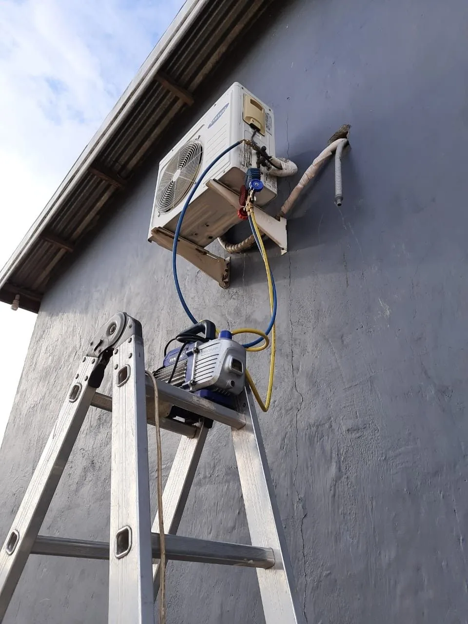 Service AC SPLIT dan ISI FREON