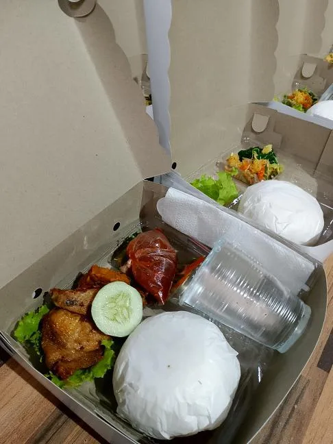 Nasi Ayam Goreng Lalapan / Urap